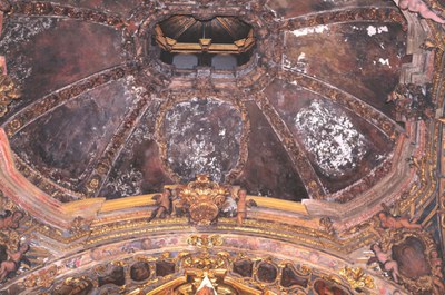Resto de pinturas murales en la bóveda del crucero de la Capillita de San José