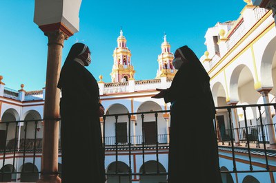 Dos hermanas conversan en la galería alta del claustro del convento de San Leandro