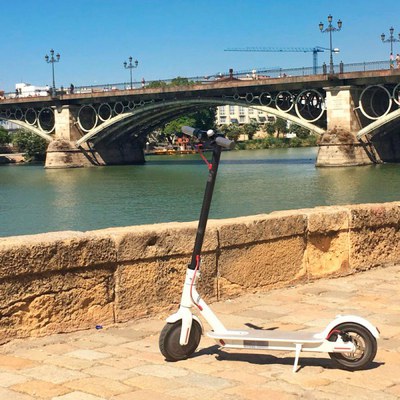 Patinete eléctrico aparcado en el muelle de la sal de Sevilla 