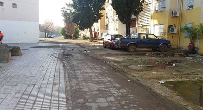 Espacios peatonales de la calle Juan de Mairena que habían sido ocupados por patios ilegales y que Urbanismo va a reurbanizar íntegramente 