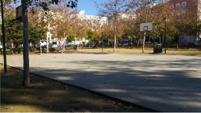 Vista general de la pista deportiva y los juegos infantiles del parque en la actualidad 