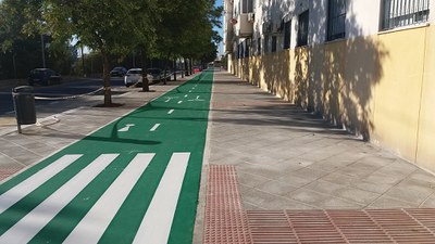 Ejemplo de nuevo carril bici construido el pasado año en la Ronda del barrio de la Doctora Oste, en Sevilla 