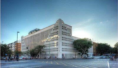 Edificio en la esquina de la Avda. de la Buhaira con la calle Luis Montoto donde está previsto se construya un hotel de tres estrellas