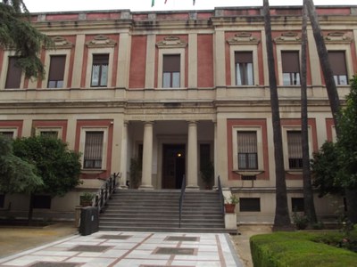 Fachada principal de la Escuela de Estudios Iberoamericanos, en la calle Alfonso XII