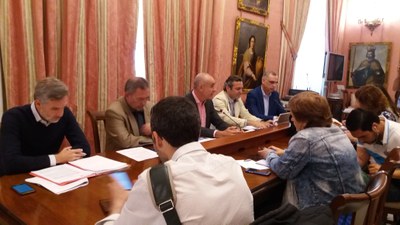 El delegado de Hábitat Urbano, Antonio Muñoz, acompañado de los gerentes de Emvisesa y Urbanismo y de los directores de este último organismo, informa a los medios de las medidas adoptadas