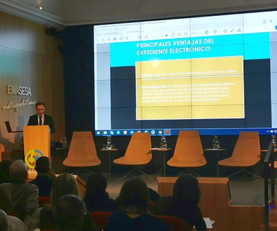 Uno de los ponentes se dirige al público asistente durante la celebración de estas Jornadas 