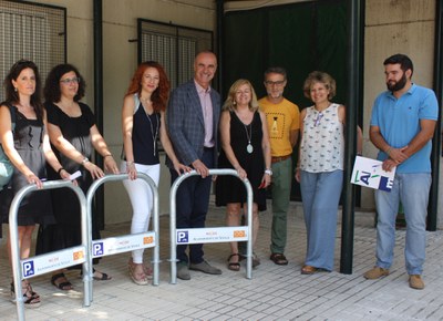 El delegado de Hábitat Urbano y la delegada del distrito Macarena durante el acto de entrega de los nuevos bicicleteros al I:E.S. Azahar
