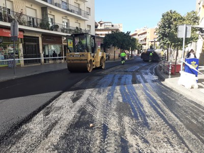 Trabajos de fresado y posterior asfaltado ejecutados en la calle Cardenal Cisneros, en el Casco Antiguo