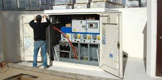 Un operario manipula un centro de transformación de energía eléctrica