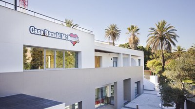 Exterior de una de las casas que posee la Fundación McDonald