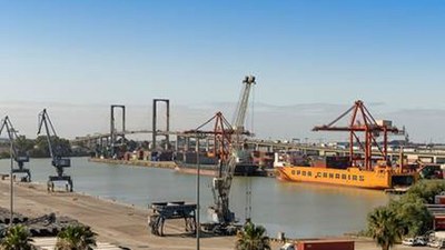 Vista general de los muelles del Puerto de Sevilla