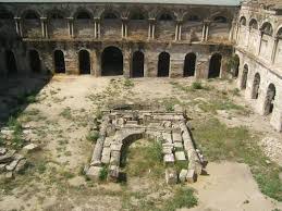 Estado actual del claustro del antiguo convento, con la portada de Hernán Ruiz desmontada en el suelo 