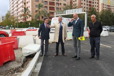 El alcalde de Sevilla, José Luis Sanz, en una reciente visita a la nueva glorieta acompañado del delegado de Urbanismo, el gerente de Urbanismo y el técnico director de las obras