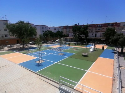 Dos nuevas zonas para juegos infantiles y ejercicio físico creadas a un mismo nivel, sustituyen a las plataformas anteriores desestructuradas y a diferentes alturas