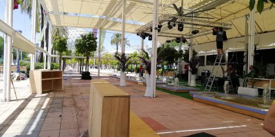 Un operario desmonta el sistema de iluminación de la amplia terraza instalada sin licencia 