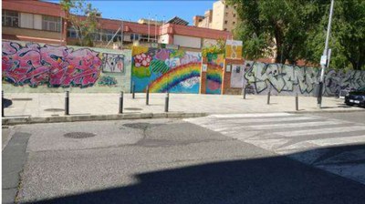 Paso de cebra sin los correspondientes rebajes frente a la puerta del colegio Pedro Garfias, 