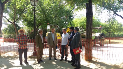 Los responsables municipales junto con el jefe de alumbrado de la Gerencia de Urbanismo y un usuario del parque, en la zona de obras