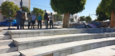 Responsables políticos, técnicos de Urbanismo y vecinos junto a las gradas del auditorio de la calle Fuente de Cantos que van a ser reparadas