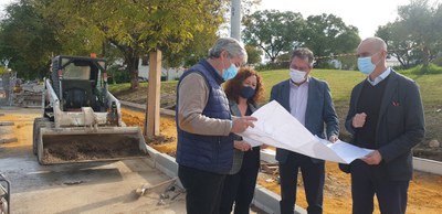 Un momento de la visita realizada por el alcalde de Sevilla, el delegado de Hábitat Urbano y la delegada del distrito a las obras en marcha en los barrios de Heliópolis y Reina Mercedes