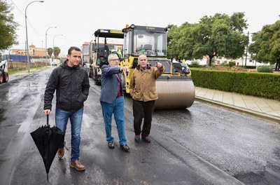El delegado del distrito, Juan Manuel Flores, supervisa las obras acompañado de técnicos de la Gerencia de Urbanismo y de la empresa adjudicataria