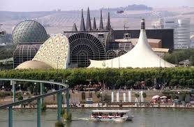 Vista de la Expo´92 desde la otra orilla del río, con algunos pabellones y la esfera bioclimática al fondo