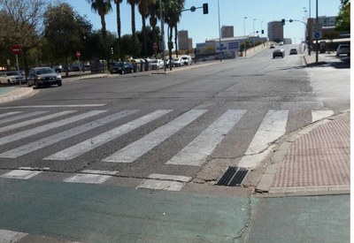 Estado actual del pavimento de la calle Samaniego en el cruce con la calle Pablo Iglesias 