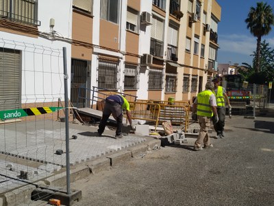 Trabajos de ampliación del acerado y creación de un nuevo tramo del mismo en la calle Ambrosio de la Cuesta