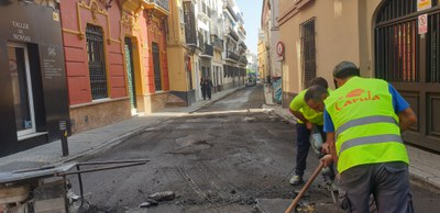 Imagen de los trabajos de sustitución del pavimento de la calzada de la calle Águilas