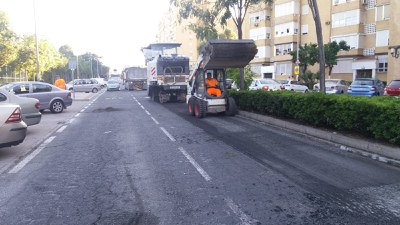 Las máquinas fresadoras retiran el pavimento de la calzada de la la calle Carlos Marx
