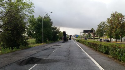 Tramo de la Avenida de Jerez por el que han comenzado las obras, con las máquinas de fresado del pavimento al fondo