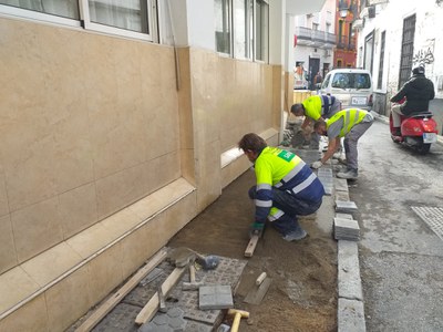 Trabajos de renovación del acerado junto a la residencia de ancianos de la calle Pérez Galdós realizados las pasadas semanas