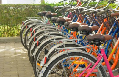 Bicicletas aparcadas en línea en los espacios libres de un conjunto residencial 