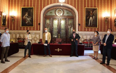 Imagen de los representantes del Ayuntamiento, de la Asociación de Hosteleros y de la Plataforma por el Derecho al Descanso tras el encuentro mantenido esta mañana 