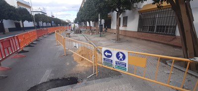 Obras de mejora de acera en la calle Almirante Topete, en el distrito Sur de Sevilla