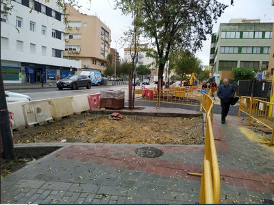 Obras en el acerado de la Avenida Pío XII, en la Macarena, que se están ultimando estos días