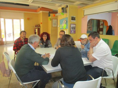 Imagen de un momento de la reunión mantenida entre técnicos de Urbanismo y vecinos de la casa