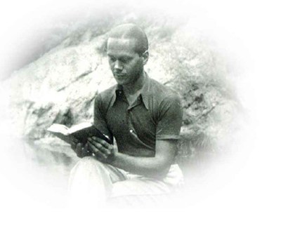 Imagen del poeta sevillano Luis Cernuda, con un libro entre sus manos