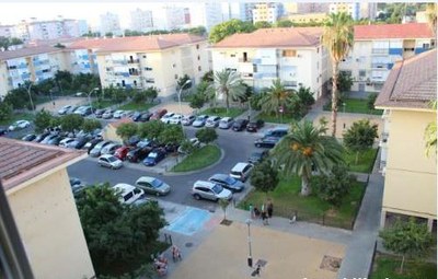 Plaza Encina del Rey, del barrio Alcosa, cuyos bloques de alrededor serán rehabilitados en el marco de este proyecto de Regeneración y Renovación Urbana