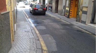 Parches de asfalto que presenta actualmente la calzada de la calle Murillo