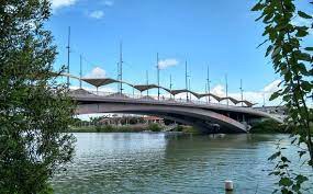 Puente del Cristo de la Expiración, también conocido en Sevilla como puente de los toldos