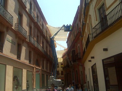 Instalación de toldos, en años anteriores, en la calle Pedro Caravaca 