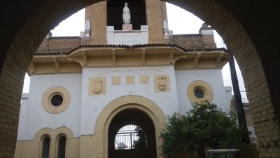 Vista del patio central desde uno de los corredores del Pabellón, con la imagen de la Virgen Milagrosa al fondo, antes de que se retirara por seguridad 