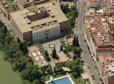 Imagen aérea del complejo de la antigua fábrica de tabacos de Altadis, junto al río, en el barrio de los Remedios