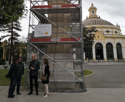 El delegado de Hábitat Urbano y máximo responsable de Urbanismo, Antono Muñoz, conversa con los técnicos de la Gerencia y la restauradora encargada de las obras ante uno de los pilares en restauración 