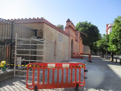 Una valla de obra marca el inicio del tramo de muro que está siendo reparado