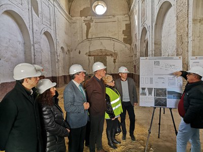 El técnico de la Gerencia de Urbanismo encargado de la Dirección Facultativa de las obras explica a las autoridades municipales y a una vecina en qué consisten éstas