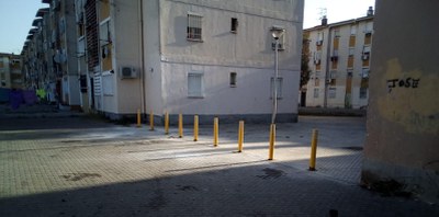Nuevos bolardos colocados a la entrada de los bloques amarillos, de la barriada Murillo del Polígono Sur