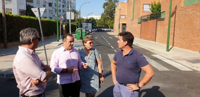 El delegado del distrito, francisco Páez, conversa con unos vecinos mientras supervisa el resultado de los trabajos de reurbanización