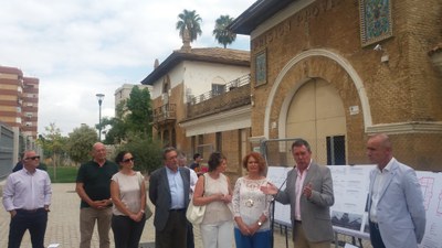El alcade, Juan Espadas, junto con parte de su gobierno y de personal de la Gerencia de Urbanismo, informa del proyecto de obras delante del Pabellón de Ingresos