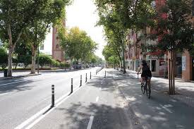 Un ciclista circula por el carril bici de una calle de Sevilla